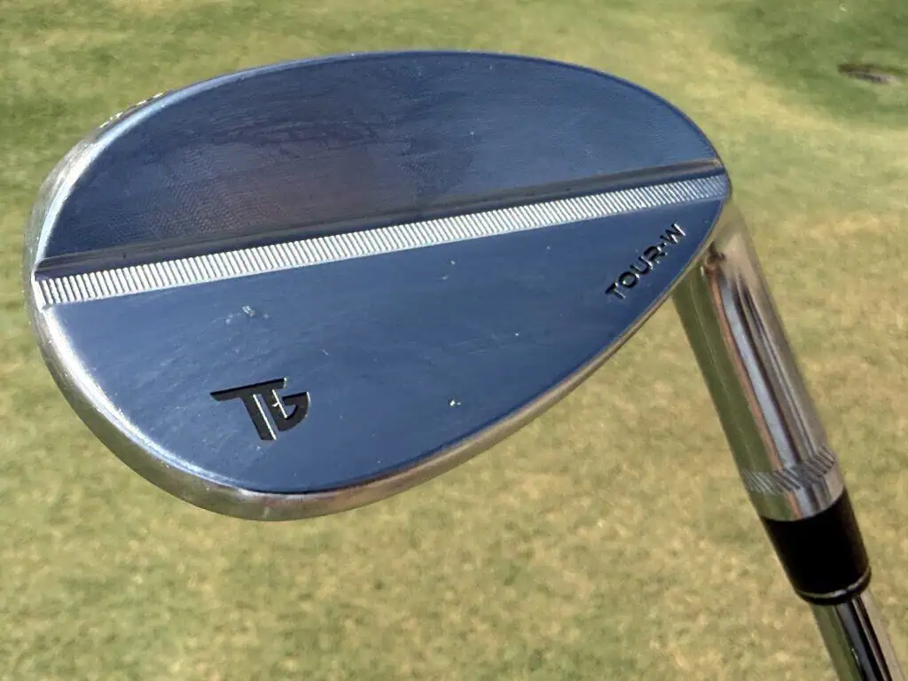 Tour-W wedge face with its milled grooves